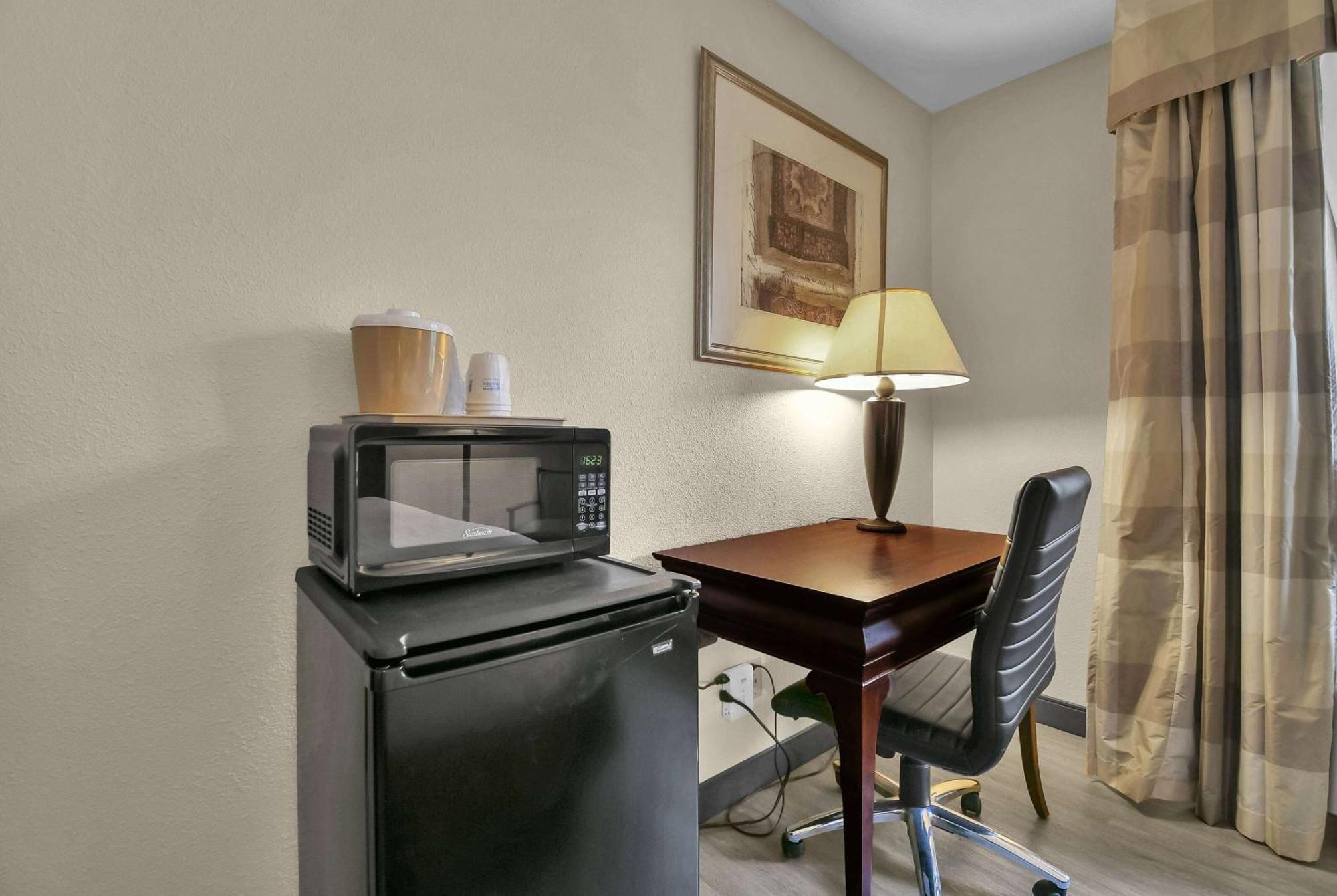 Baymont By Wyndham זנסוויל מראה חיצוני תמונה